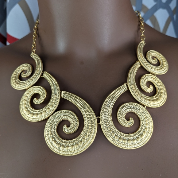 NWOT, LARGE BEAUTIFUL GOLD TONE STATEMENT NECKLACE. - Picture 3 of 6